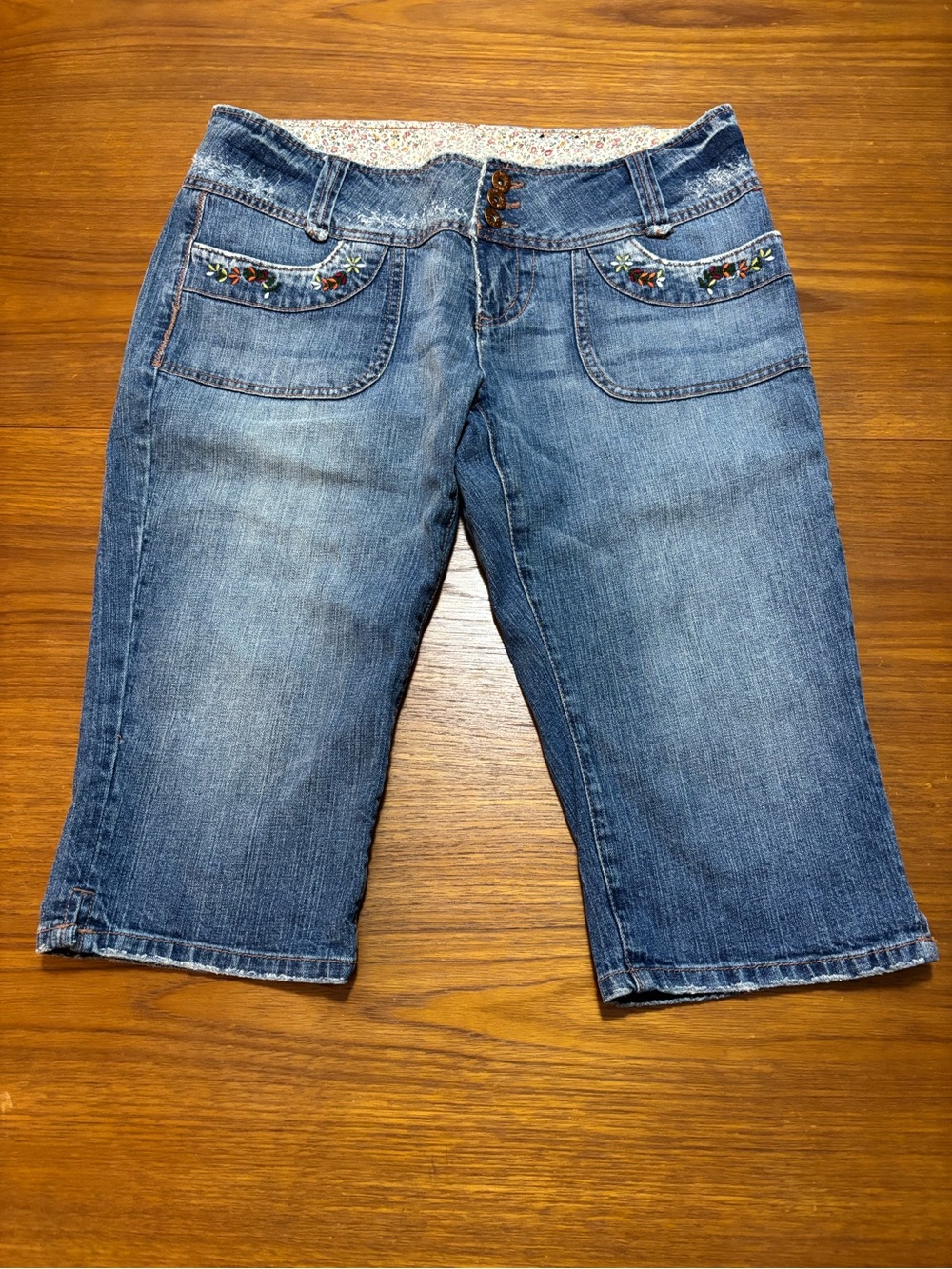 Bongo Denim capri Jeans with Floral Inner Waistband - Blue & Cream. Size 15